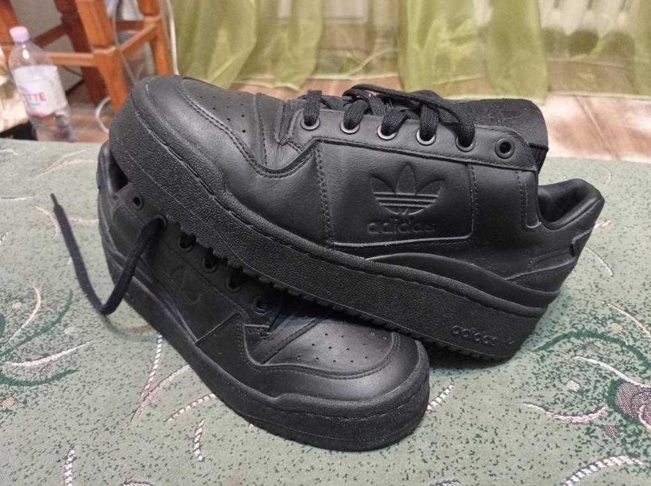 Кроссовки кожаные Adidas оригинал размер-40 стелька- 25см