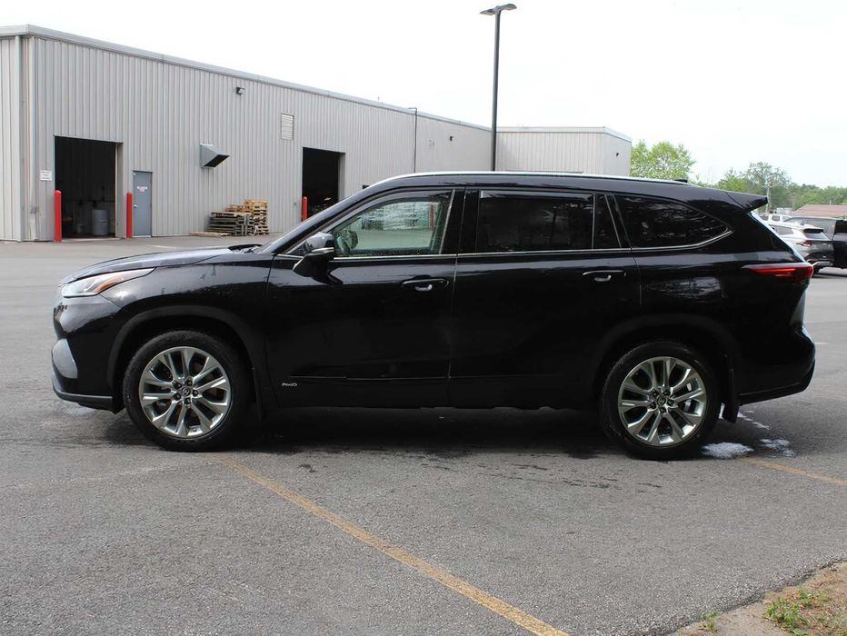 Toyota Highlander Hybrid Limited      2023