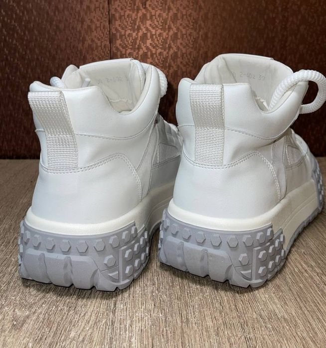 Продам високі кросівки