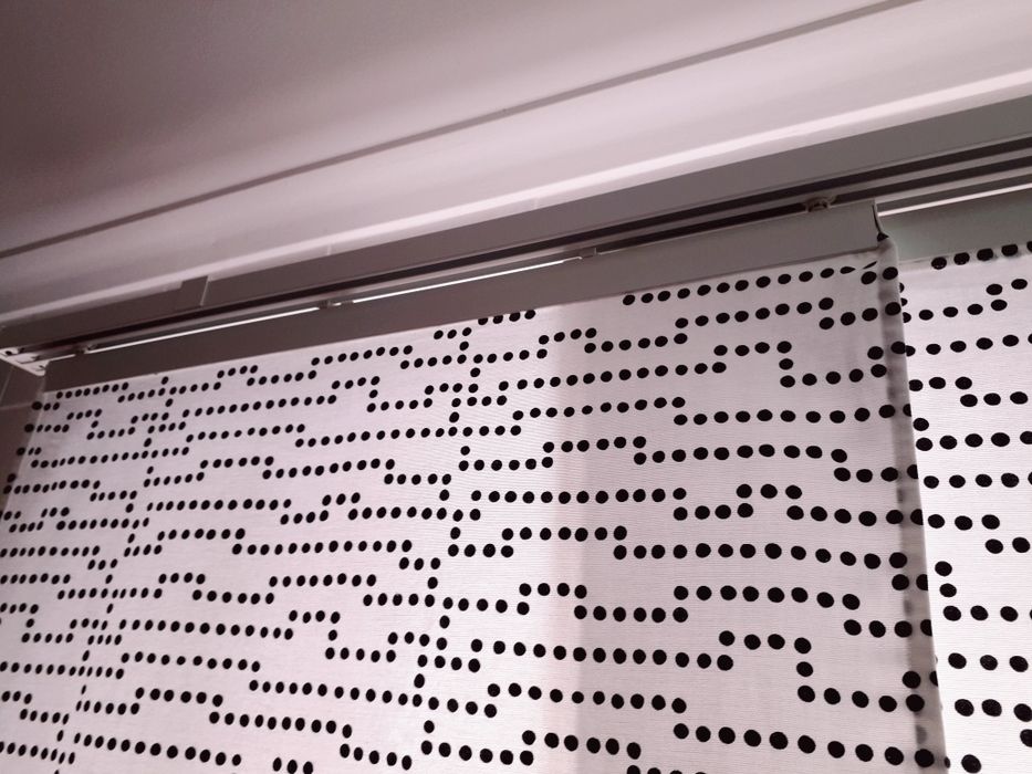 Calha branca com cortinados