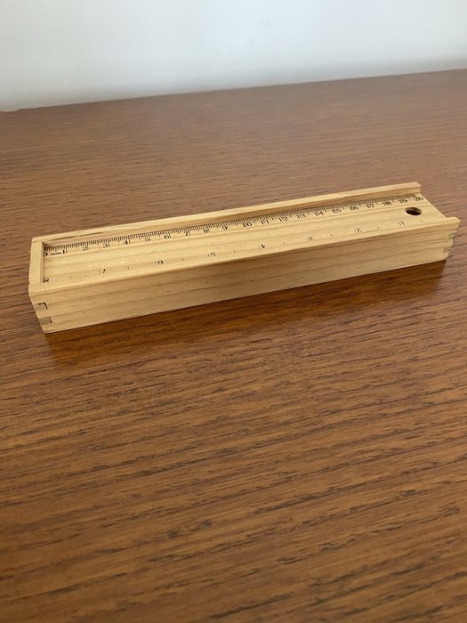 Caixa de madeira com lápis de cor