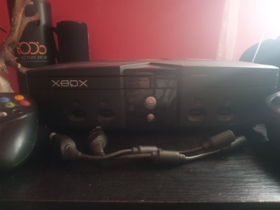 Konsola Xboks z padami