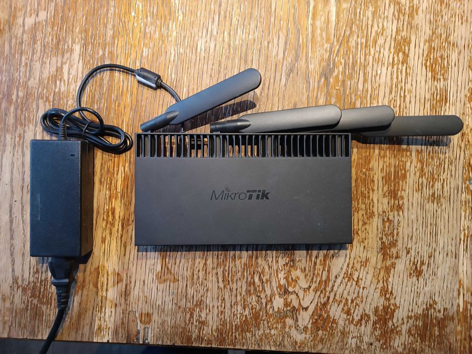 Router MikroTik RB4011iGS