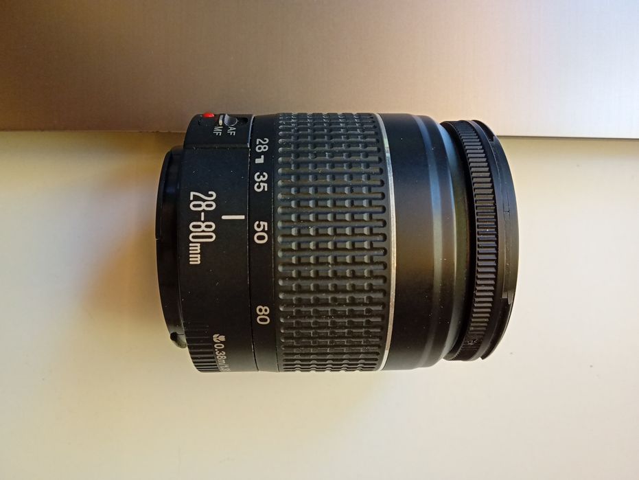 A objetiva Canon está como nova.