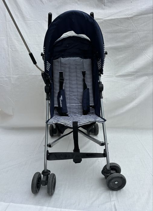 Carrinho de bébé com guarda sol