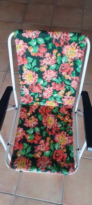 Cadeira vintage em tecido florido articulada