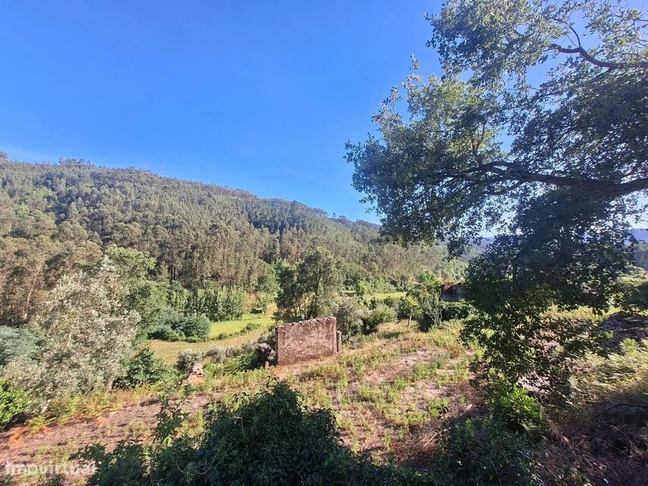 Terreno Urbano em Tropeço com Ruínas para Reconstrução