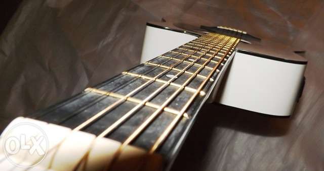 Guitarra western cutaway eletrificada