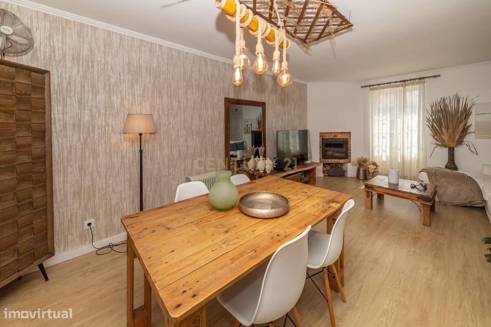 Moradia T2, com anexo (T1), na Costa da Caparica, totalmente remodelad