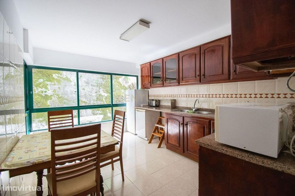 Apartamento T2, para arrendamento, na Rua Nova de São Sebastião, Oliva