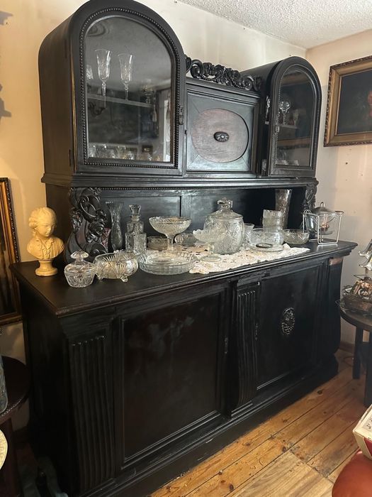 Stylowy kredens drewniany