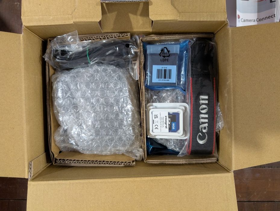 Canon EOS 2000D + 18-55mm e 75-300mm + Bolsa - Nova c/garantia