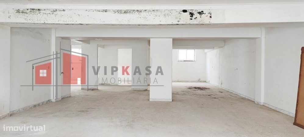 Loja, portão amplo, bons acessos — Agualva E Mira-Sintra, Lisboa