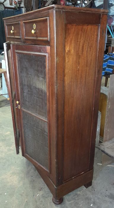 Vitrine antiga em Mogno