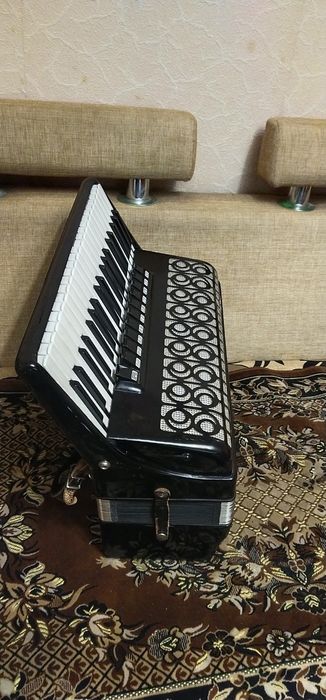 Повний 4/4 німецький акордеон  11+5.