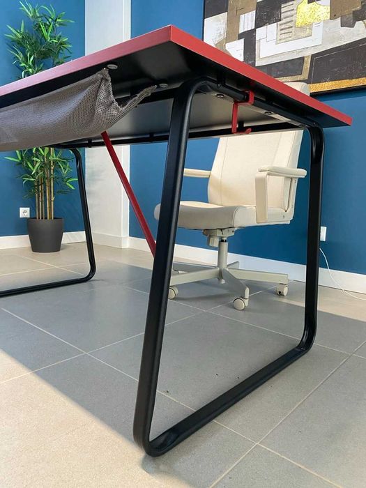 Secretária IKEA HUVUDSPELARE + Tapete IKEA RISSLA | Conjunto de 145 € por apenas 25 € | Estado irrepreensível