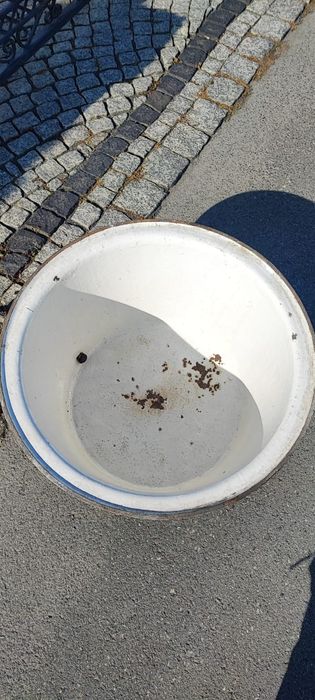 Stary powojenny , zeliwny kocioł z pokrywa