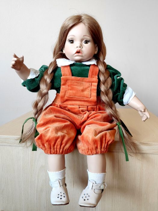 Kolekcjonerska,porcelanowa lalka.