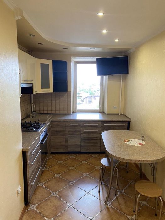 Продам 3-х кімнатну квартиру , в районі Черемушки