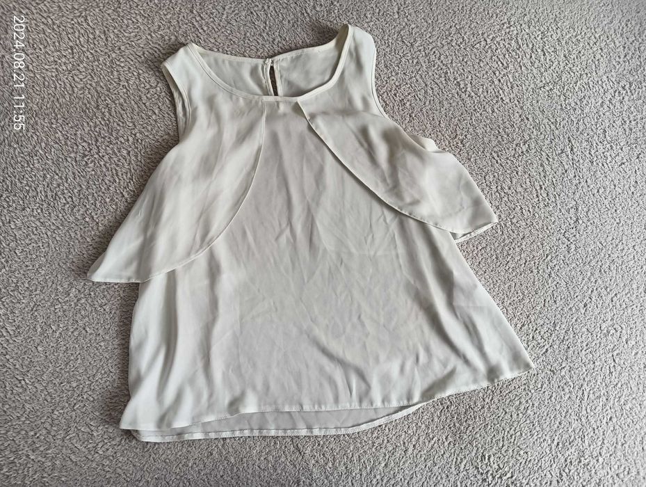 Biała zwiewna bluzka bez rękawów