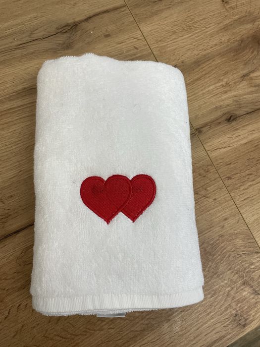 Ręcznik hotelowy bialy w serca haft 50x100
