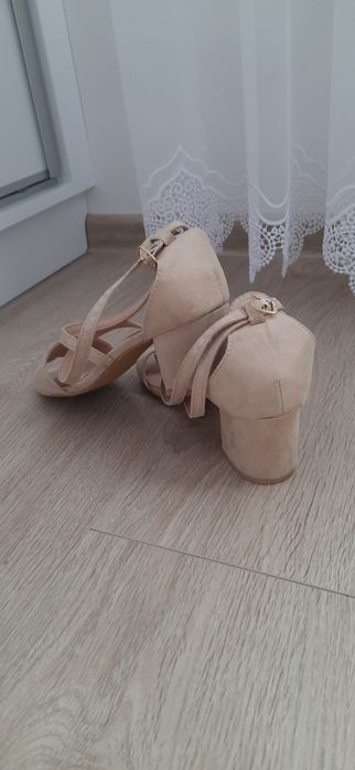 Sandały beżowe  39