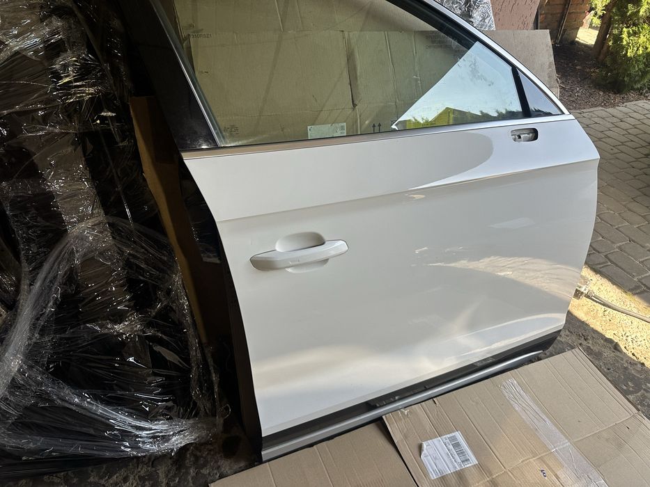 Двері праві передні на Audi Q5 SQ5 LY9C