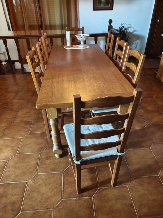 Mesa de cozinha com cadeiras
