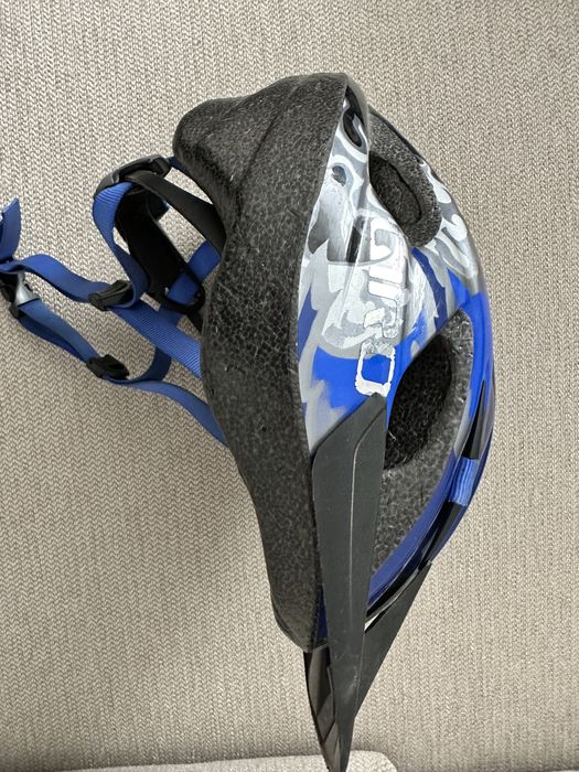 Kask rowerowy dla dziecka w wieku ok. 10 lat.