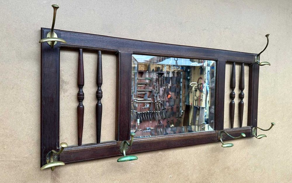 Cabide de parede com espelho biselado, cabides em latão e madeira exotica