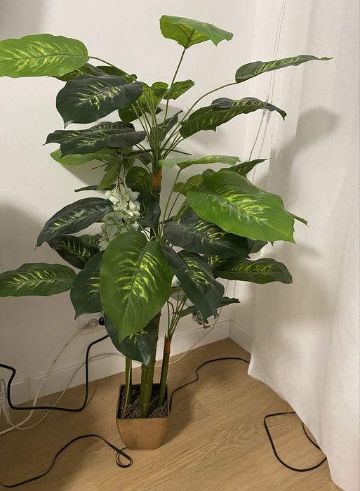 Vaso e planta sintética da loja Gato Preto