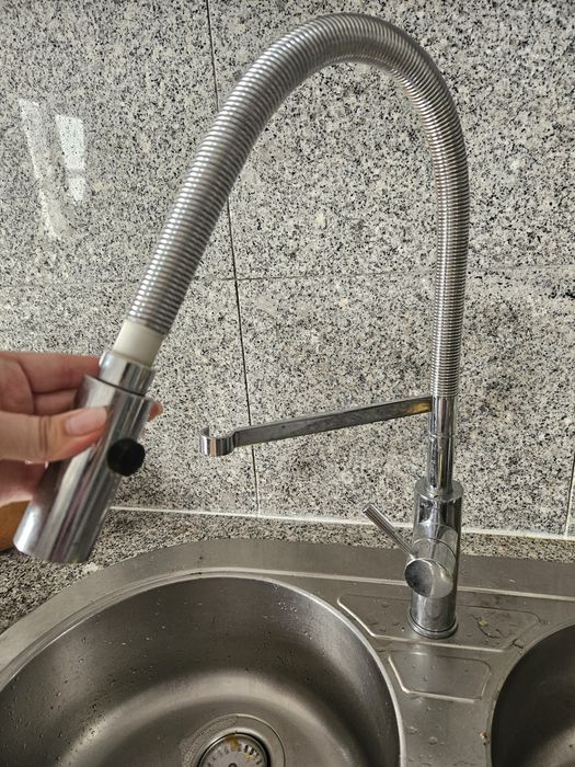 Torneira de bancada com chuveiro extraível cinza cromado