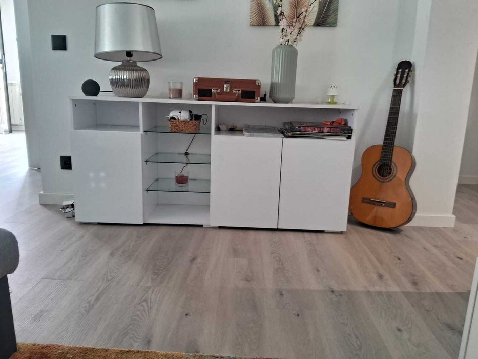 Aparador branco com vidro e luz azul – 1,63 m