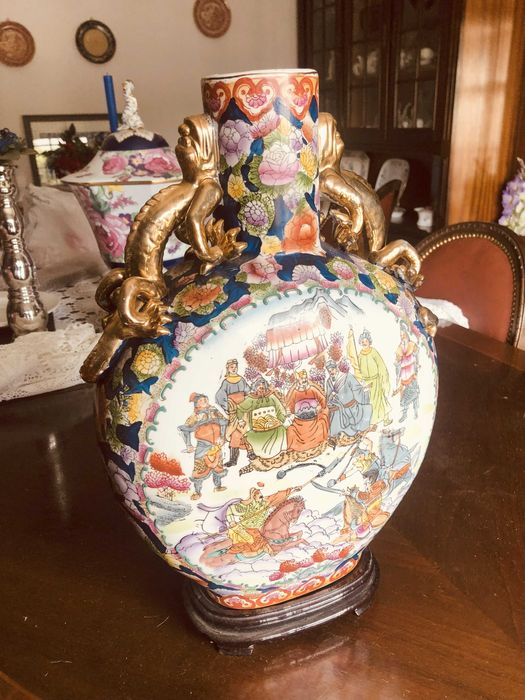 Jarrão Oriental em cerâmica,  pintado à mão