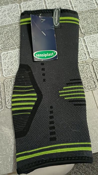 Opaska stabilizuje kolano firmy sensiplast