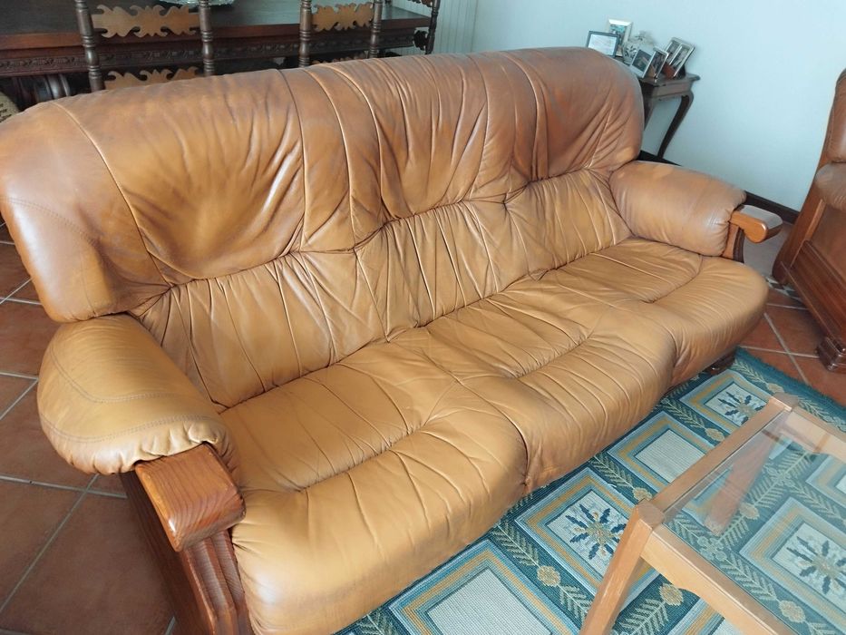Três sofás em pele castanha