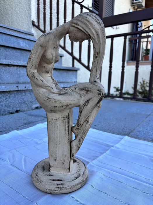 Estátua de mulher em cerâmica