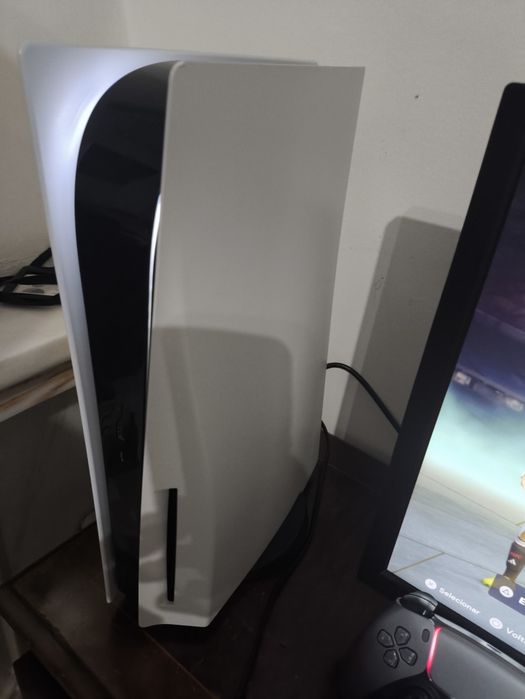 Playstation 5 com comando e cabos