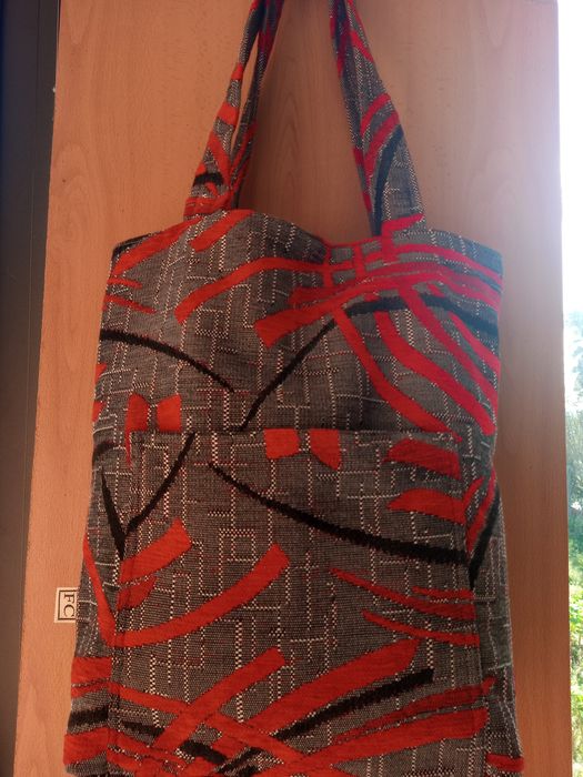 Sacos de alça em tecido de boa qualidade.