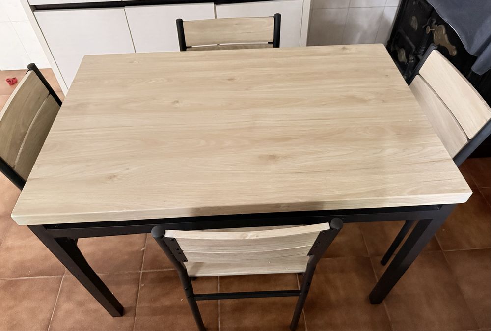Mesa de madeira com quatro cadeiras