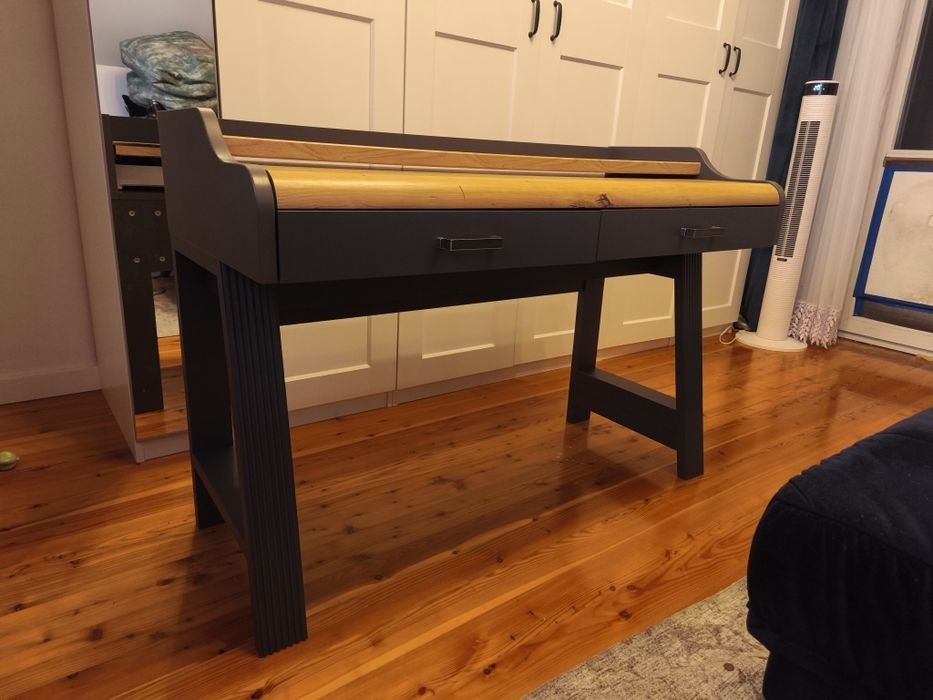 Biurko z wysuwanym blatem