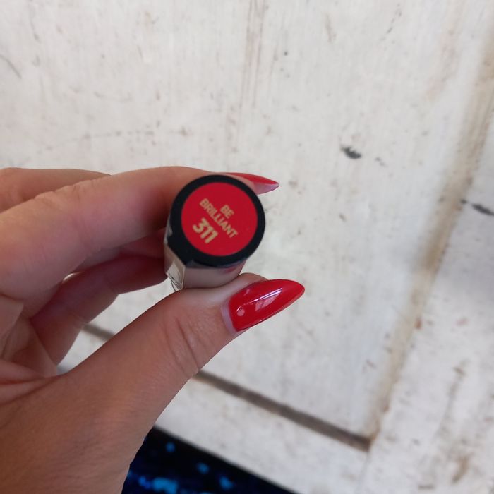 Nowy czerwony błyszczyk Loreal nr 311