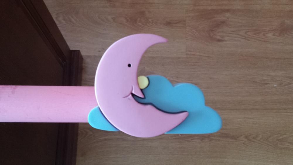 Varão com terminais decorativos