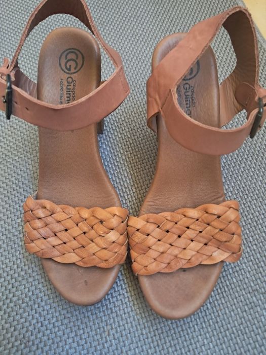 Sandalias em pele e madeira