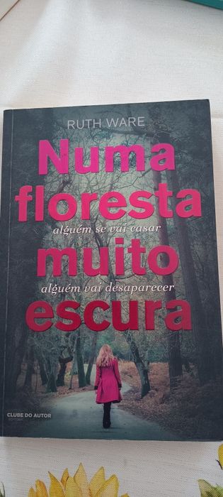 Livros usados com marcas de envelhecimento