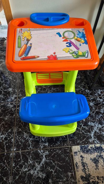 Vendo mesa com acento de criança com 2 níveis