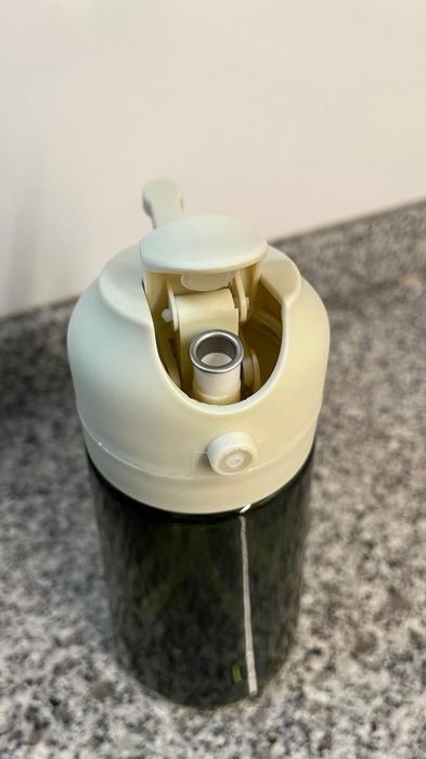 Recipiente em vidro  escuro  para azeite  com spray