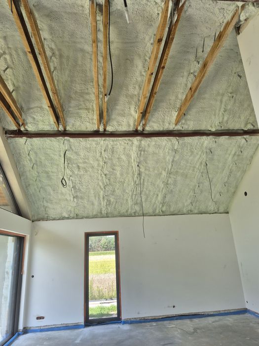 Ocieplanie pianką pur ocieplenie pianką poddasza dachy piana izolacja