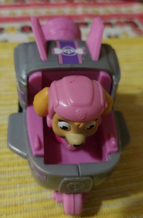 Figurka Skye z psiego patrolu w orginalnym odrzutowcu.