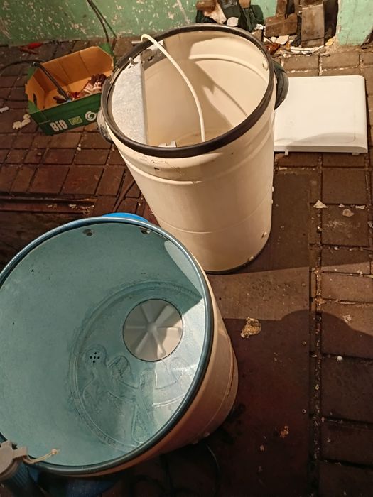 Dwie pralki typu Frania